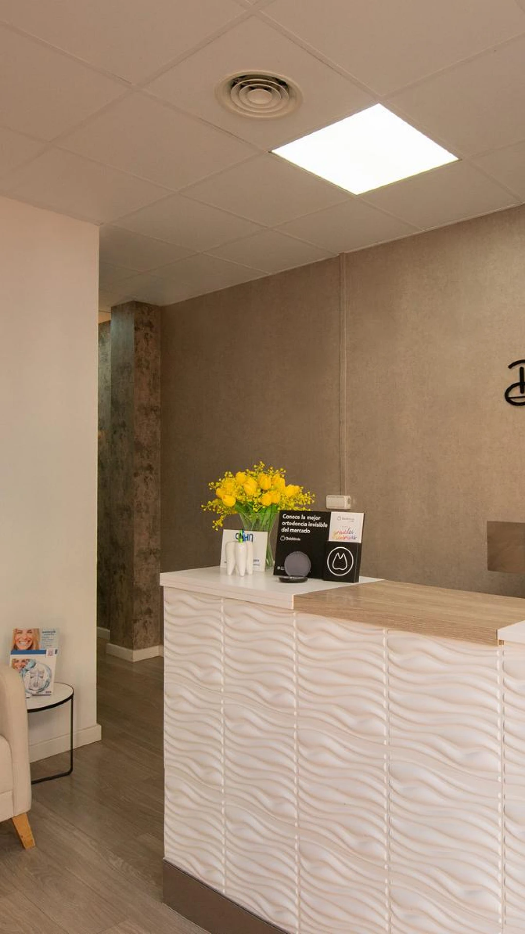 Dentista atendiendo paciente